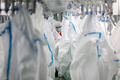 中国湖南省西部の吉首の防護用品製造工場（2021年1月28日撮影）。(c)STR / AFP