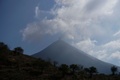 噴火するグアテマラのパカヤ山（2021年2月9日撮影）。(c)Johan ORDONEZ / AFP