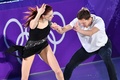 平昌冬季五輪、フィギュアスケートのエキシビションに臨むエカテリーナ・ボブロワ/ドミトリ・ソロビエフ組（2018年2月25日撮影）。(c)AFP/Mladen ANTONOV