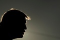 米ウィスコンシン州で行われた集会で、演説するドナルド・トランプ大統領（当時、2020年10月27日撮影、資料写真）。(c)Brendan Smialowski / AFP