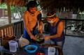 ブラジル北西部アマゾナス州マナウスの西にあるサテレマウェの居住地で、新型コロナウイルス感染症の症状が出る人に薬用植物を使った治療を行うために準備をする人々（2020年5月17日撮影）。(c)Ricardo OLIVEIRA / AFP