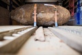 独ケルンで見つかり、トラックに載せられた第2次世界大戦の不発弾（2015年5月27日撮影）。(c)AFP/DPA/ROLF VENNENBERND