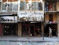 レバノンの首都ベイルート郊外のブルジ・バラジネ地区で起きた連続爆破攻撃の現場で、がれきを片付ける自治体の職員ら（2015年11月13日撮影）。(c)AFP/JOSEPH EID