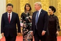 中国・北京の人民大会堂で会話を交わす、（左から）習近平・中国国家主席、メラニア・トランプ米大統領夫人、ドナルド・トランプ米大統領、彭麗媛・中国国家主席夫人（2017年11月9日撮影）。(c)AFP/Jim WATSON