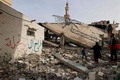 パレスチナ自治区ガザ地区南部ラファで、イスラエルの空爆で破壊されたモスクのがれきを調べる人々（2024年2月14日撮影）。(c)MOHAMMED ABED / AFP