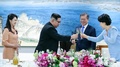韓国と北朝鮮の軍事境界線上の板門店で開かれた南北首脳会談の晩さん会で、韓国の文在寅大統領（右から2番目）と金正淑夫人（右）と乾杯する北朝鮮の金正恩朝鮮労働党委員長（左から2番目）と李雪主夫人（左、2018年4月27日撮影）。(c)AFP PHOTO / Korea Summit Press Pool