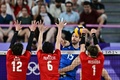 パリ五輪、バレーボール男子準々決勝、イタリア対日本。ブロックを狙う（左から）高橋藍、山内晶大、西田有志（2024年8月5日撮影）。(c)Miguel MEDINA / AFP