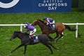 競馬、ブリティッシュ・チャンピオンズデー。キングオブスティールに騎乗し、チャンピオンズステークスを制すフランキー・デットーリ騎手（左、2023年10月21日撮影）。(c)Glyn KIRK / AFP