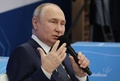 ロシア・モスクワ州ソルネチノゴルスクで行われた「重要な対話」で、児童・生徒と話をするウラジーミル・プーチン大統領（2023年9月1日撮影）。(c)Mikhail KLIMENTYEV / POOL / AFP
