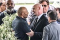 弔問に訪れ、息子のエジーニョ（中央左）と言葉を交わす国際サッカー連盟（FIFA）のジャンニ・インファンティーノ会長（中央右、2023年1月2日撮影）。(c)NELSON ALMEIDA / AFP