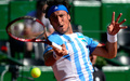 男子テニス、国別対抗戦のデビスカップ（Davis Cup 2013）は5日、ワールドグループ準々決勝が各地で行われアルゼンチンとフランスは1勝1敗で初日を終えた。

アルゼンチンのフアン・モナコ（Juan Monaco）は7-6、6-2、6-4でフランスのジル・シモン（Gilles Simon）に勝利した。

リターンを打つフアン・モナコ（2013年4月5日撮影）。(c)AFP/ DANIEL GARCIA