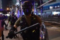 香港・旺角の警察署近くの道路を歩く警官（2019年10月7日撮影）。(c)Nicolas ASFOURI / AFP