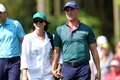 男子ゴルフのメジャー第1戦、第87回マスターズ・トーナメントのパー3コンテストに妻と参加するジャスティン・トーマス（2023年4月5日撮影）。(c)Andrew Redington/Getty Images/AFP