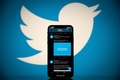 ツイッターのロゴなどを表示したスマートフォンやタブレット端末用の画面（2020年10月26日撮影）。(c)Lionel BONAVENTURE / AFP
