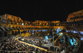 イタリア・ローマ（Rome）の古代遺跡コロッセオ（Colosseum）で25日、オペラ歌手アンドレア・ボチェッリ（Andrea Bocelli）が同国アブルツォ（Abruzzo）州の交響楽団とともに、チャリティーコンサートを開催した。このコンサートは、4月のイタリア中部地震で被害を受けた音楽学校の再建を目的に行われた。会場に入ることのできた観客は、わずか380人だった。（2009年5月25日撮影）(c)AFP/TIZIANA FABI