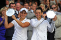 テニス、ウィンブルドン選手権（The Championships Wimbledon 2013）は6日、女子ダブルス決勝が行われ、アシュリー・バーティ（Ashleigh Barty）/ケーシー・デラクア（Casey Dellacqua）組は6-7、1-6で謝淑薇（Su-Wei Hsieh）/彭帥（Shuai Peng）組に敗れた。

準優勝のトロフィーを手にするアシュリー・バーティ（左）とケーシー・デラクア（Casey Dellacqua、右、2013年7月6日撮影）。(c)AFP/GLYN KIRK