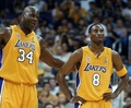 2001-02シーズンのNBAファイナルで、試合中に言葉を交わすロサンゼルス・レイカーズのコービー・ブライアントとシャキール・オニール（2002年6月7日撮影）(c)AFP/LUCY NICHOLSON