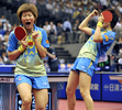 09世界卓球選手権横浜大会（%%2009 World Table Tennis Championships in Yokohama%%）女子ダブルス準決勝。中国の郭炎（%%Guo Yan%%）／丁寧（%%Ding Ning%%）組は、韓国の金璟娥（%%Kim Kyung Ah%%）／朴美英（%%Park Mi Young%%）と対戦。郭炎／丁寧組は4-1（11-3、11-9、12-14、12-10、12-10）で勝利し、決勝戦へ進出した。写真は勝利に歓喜する郭炎（左）と丁寧。（2009年5月4日撮影）(c)AFP/Yoshikazu TSUNO