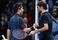 男子テニス、ATPワールドツアー・ファイナル5日目。試合後、ロジャー・フェデラー（右）と握手を交わす錦織圭（2015年11月19日撮影）。(c)AFP/GLYN KIRK
