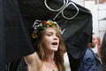 パリ（Paris）で18日、ウクライナの女性権利団体「FEMEN」がFEMENセンター（Femen Centre）のオープンに合わせ、トップレスで「反女性政治」に対する抗議を行った（2012年9月18日撮影）。(c)AFP/KENZO TRIBOUILLARD