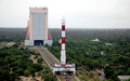 インド宇宙研究機関（ISRO）提供、同国南部タミルナド（Tamil Nadu）州スリハリコタ（Sriharikota）にあるサティシュ・ダワン宇宙センター（Satish Dhawan Space Centre、SDSC）の発射台に設置されたチャンドラヤーン１号（Chandrayaan-1）を載せる国産打ち上げロケットPSLV-C11（2008年10月20日提供）。(c)AFP/ISRO