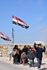 シリア・アレッポで、政府軍が反体制派から奪還した東部から逃げて来た一家（2016年12月10日撮影）。(c)AFP/GEORGE OURFALIAN