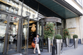 フランス・パリ（Paris）中心部にある米ホテルグループ「ヒルトン（Hilton）」傘下のホテル「ヒルトン凱旋門パリ（Hilton Arc de Triomphe Paris）」の正面玄関（2012年8月14日撮影）。(c)AFP/PIERRE VERDY