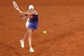 全仏オープンテニス、女子シングルス3回戦。リターンを打つイガ・シフィオンテク（2024年5月31日撮影）。(c)ALAIN JOCARD / AFP