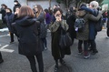 韓国ソウルの病院で行われた男性アイドルグループ「SHINee（シャイニー）」のキム・ジョンヒョンさんの告別式で、出棺を見守るファンら（2017年12月21日撮影）。(c)AFP PHOTO / JUNG Yeon-Je