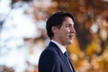 カナダの首都オタワにある総督邸（リドー・ホール）で、首相就任後の記者会見に臨むジャスティン・トルドー首相（2015年11月4日撮影）。(c)AFP/GEOFF ROBINS