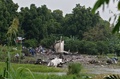 南スーダンのジュバ国際空港に近い、白ナイル川の島で、航空機が墜落した現場に集まる人々（2015年11月4日撮影）。(c)AFP/Charles Lomodong