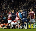 09-10イングランド・プレミアリーグ、ストーク・シティ（%%Stoke City%%）対アーセナル（%%Arsenal%%）。試合はアーセナルが3-1で勝利した。写真はストーク・シティのライアン・ショウクロス（%%Ryan Shawcross%%、右）のタックルを受け、ピッチに倒れるアーセナルのアーロン・ラムジー（%%Aaron Ramsey%%、左下）。（2010年2月27日撮影）(c)AFP/Paul Ellis