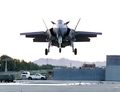 米カリフォルニア（California）州パームデール（Palmdale）にある米航空機メーカー、ロッキード・マーチン（Lockheed Martin）の工場で、地上から約7.6メートルに静止する統合打撃戦闘機（Joint Strike Fighter、JSF）の試作機、X35B（2001年6月24日撮影）。(c)AFP/LOCKHEED MARTIN AERONAUTICS CO.