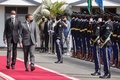 ルワンダ首都キガリの大統領府で儀仗（ぎじょう）兵を閲兵する、ポール・カガメ大統領とエマニュエル・マクロン仏大統領（2021年5月27日撮影）。(c)Ludovic MARIN / AFP