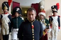 伊・エルバ（Elba）島で開催されたイベントに当時のコスチュームで参加する人々。中央の男性が皇帝ナポレオン・ボナパルト（Napoleon Bonaparte）役（2014年5月4日撮影）。(c)AFP/VINCENZO PINTO
