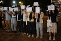 香港中文大学で、北京での新型コロナウイルス規制に対する抗議デモに連帯を示す学生（2022年11月28日撮影）。(c)Peter PARKS / AFP