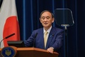 首相官邸で、東京都への緊急事態宣言発令を発表する菅義偉首相（2021年7月8日撮影）。(c)Nicolas Datiche / POOL / AFP