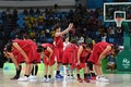 リオデジャネイロ五輪、バスケットボール女子準々決勝、米国対日本。試合後、会場に礼をする日本の選手（2016年8月16日撮影）。(c)AFP/Mark RALSTON