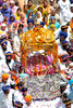 インド北部のアムリツァル（アムリツァル）で、シーク（Sikh）教第5代グル（指導者）アルジュン（Arjun Dev）の生誕445年周年の祝祭前日に、Lohgarh Sahib GurdwaraからSantokh Sar Gurudwaraに聖典パルキ・サーヒブ（Palki Sahib）を運ぶシーク教徒ら（2008年5月1日撮影）。(c)AFP/NARINDER NANU