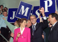 英ロンドンで、妻のノーマ氏と共に総選挙の勝利を喜ぶジョン・メージャー首相（1992年4月10日撮影）。(c)JOHNNY EGGITT / AFP