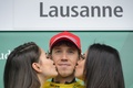 自転車ロードレース、第68回ツール・ド・ロマンディ最終第6ステージ。表彰式でキスの祝福を受けるカチューシャ・チームのイルヌル・ザカリン（2015年5月3日撮影）。(c)AFP/FABRICE COFFRINI
