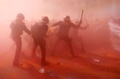 スペイン北東部カタルーニャ自治州のバルセロナで、中央政府の警官に支持を示す集会への対抗デモに参加した分離派と衝突する地元警官（2018年9月29日撮影）。(c)Pau Barrena / AFP