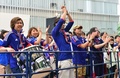 都内で行われた家庭用ゲーム機「プレイステーション4（PlayStation 4、PS4）」用サッカーゲーム「FIFA 14  2014 FIFA World Cup Brazil  Limited Pack」の発売イベントで、ゲーム内の日本代表チームに応援するサッカーファンら（2014年6月4日撮影）。(c)AFP/Yoshikazu TSUNO