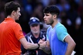 男子テニス、パリ・マスターズ、シングルス3回戦。試合後にウゴ・アンベール（左）と握手を交わすカルロス・アルカラス（2024年10月31日撮影）。(c)JULIEN DE ROSA / AFP