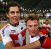 写真は、優勝の喜びを分かち合うリージ（右）とマルブリ。(c)AFP/FRANCK FIFE