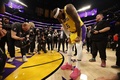 22-23NBA、ロサンゼルス・レイカーズ対オクラホマシティ・サンダー。NBAの歴代最多得点記録を更新した後、膝に手をつくロサンゼルス・レイカーズのレブロン・ジェームズ（2023年2月7日撮影）。(c)Harry How/Getty Images/AFP