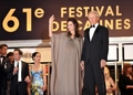 第61回カンヌ国際映画祭（Cannes Film Festival）で行われたコンペティション部門出品作品『The Exchange （Changeling）』の上映会のレッドカーペットに登場した、女優アンジェリーナ・ジョリー（Angelina Jolie、左）と、監督クリント・イーストウッド（Clint Eastwood、2008年5月20日撮影）。(c)AFP/ANNE-CHRISTINE POUJOULAT