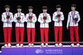 第19回アジア競技大会、eスポーツ『アリーナ・オブ・ヴァラー』決勝。表彰式で金メダル獲得を喜ぶ中国の選手（2023年9月26日撮影）。(c)Philip FONG/ AFP