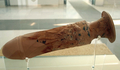 2007年7月31日、テッサロニキ考古学博物館（Archaeological Museum of Thessaloniki）に展示された男根の形をした45センチのローマ時代の器。(c)AFP/Sakis Mitrolidis