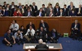 米首都ワシントンでの上院情報委員会公聴会でジェフ・セッションズ司法長官の証言を聞く議員と報道陣（2017年6月13日撮影）。(c)AFP/Brendan Smialowski